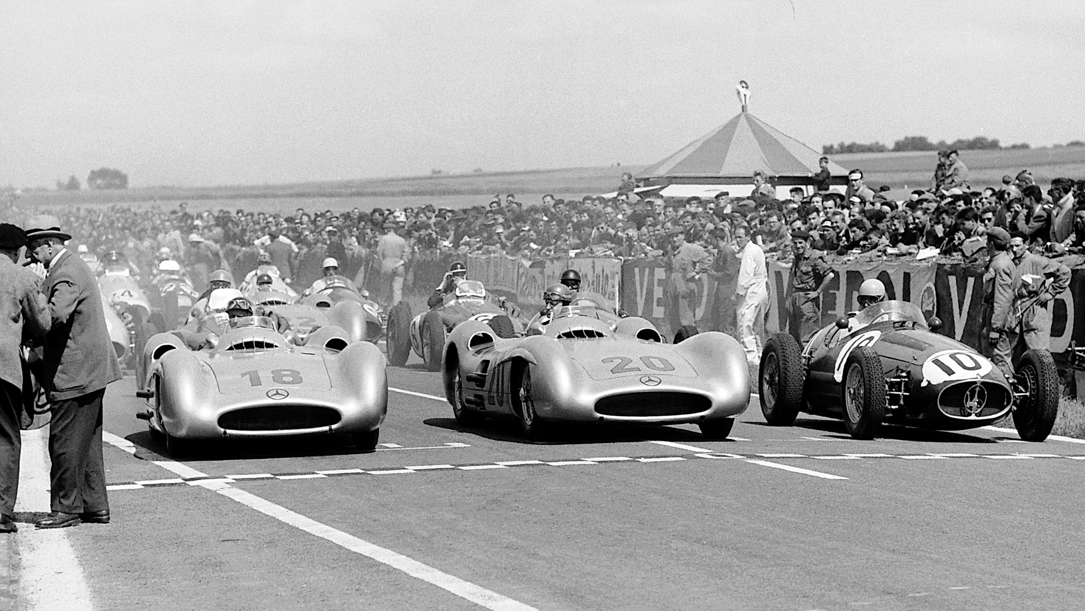 Хуан мануэль фанхио. Mercedes-Benz w196. Хуан Мануэль Фанхио 1954. Mercedes f1 1955. Мерседес формула 1 Фанхио.