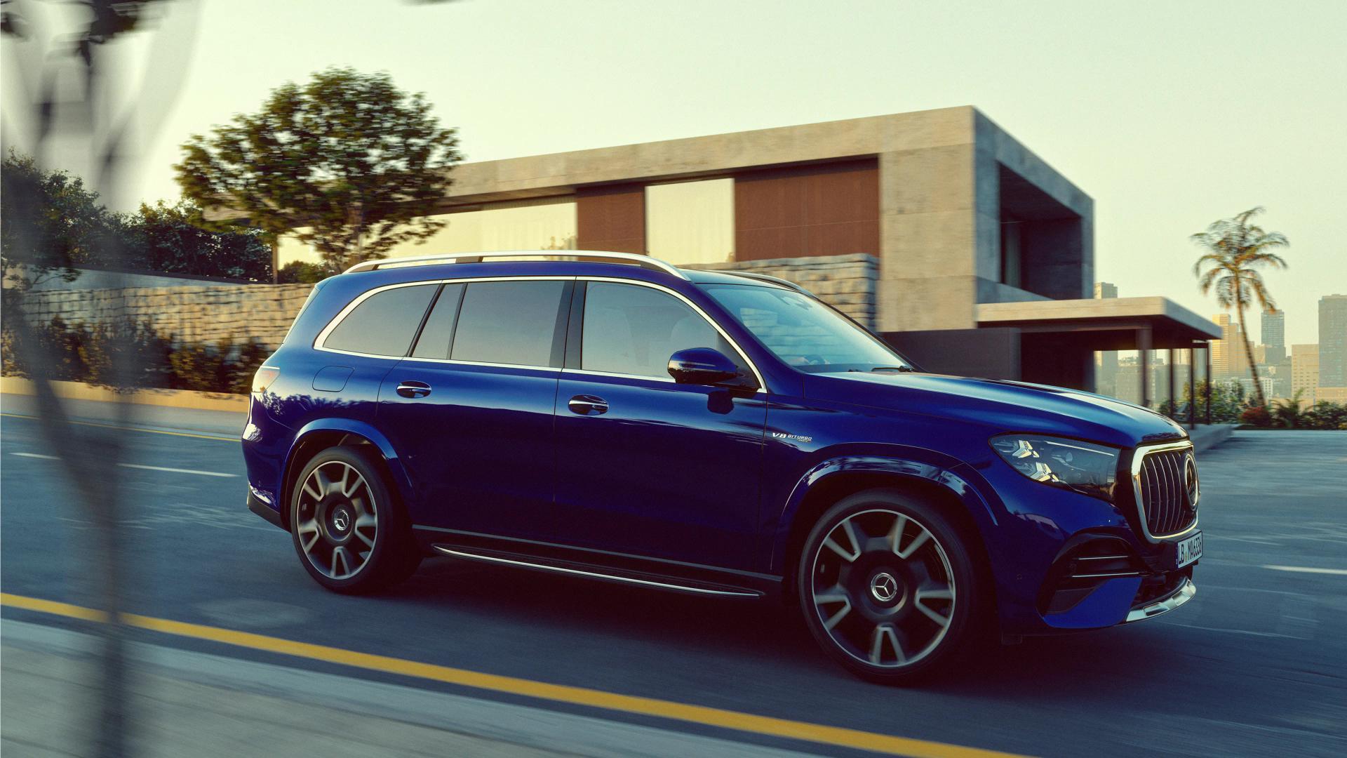 Ein Mercedes-AMG GLS in blauer MANUFAKTUR Lackierung.