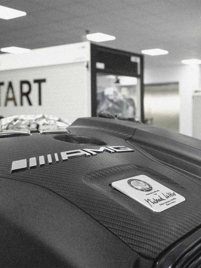 Eine schwarz-weiß Fotografie eines AMG Motors