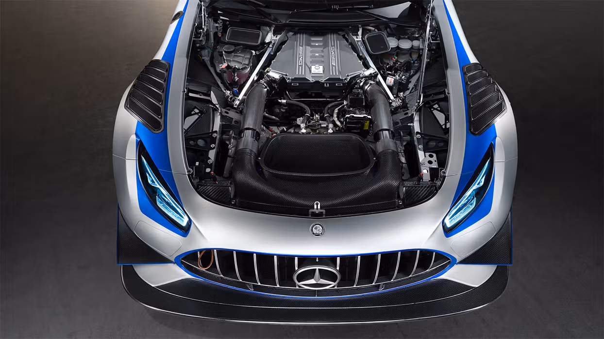 Offene Motorhaube des Mercedes-AMG GT3 Edition 130Y Motorsport mit Blick in den Motorraum