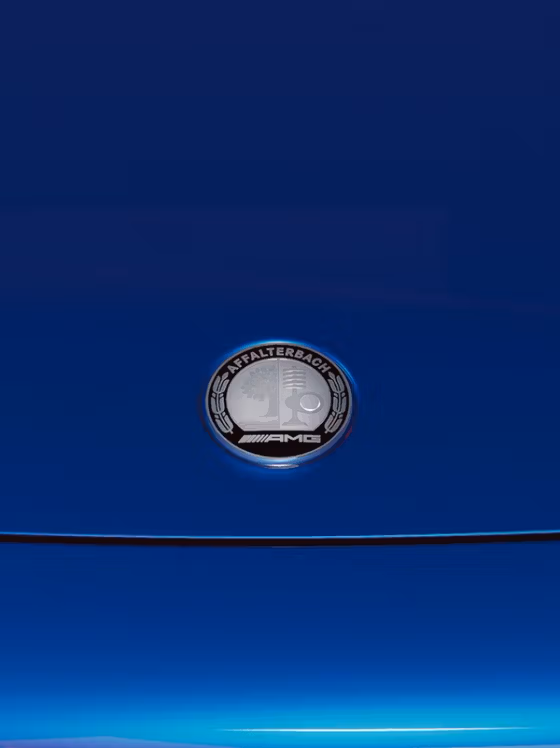 Nahaufnahme der Motorhaube des Mercedes AMG GLB 35 SUV.