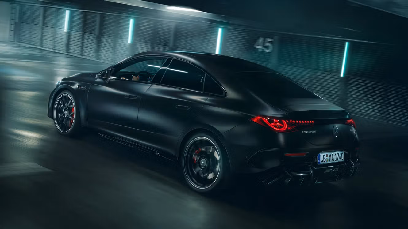 Seitliche Hinteransicht Mercedes-AMG CLA 45 4MATIC+ elektrisch