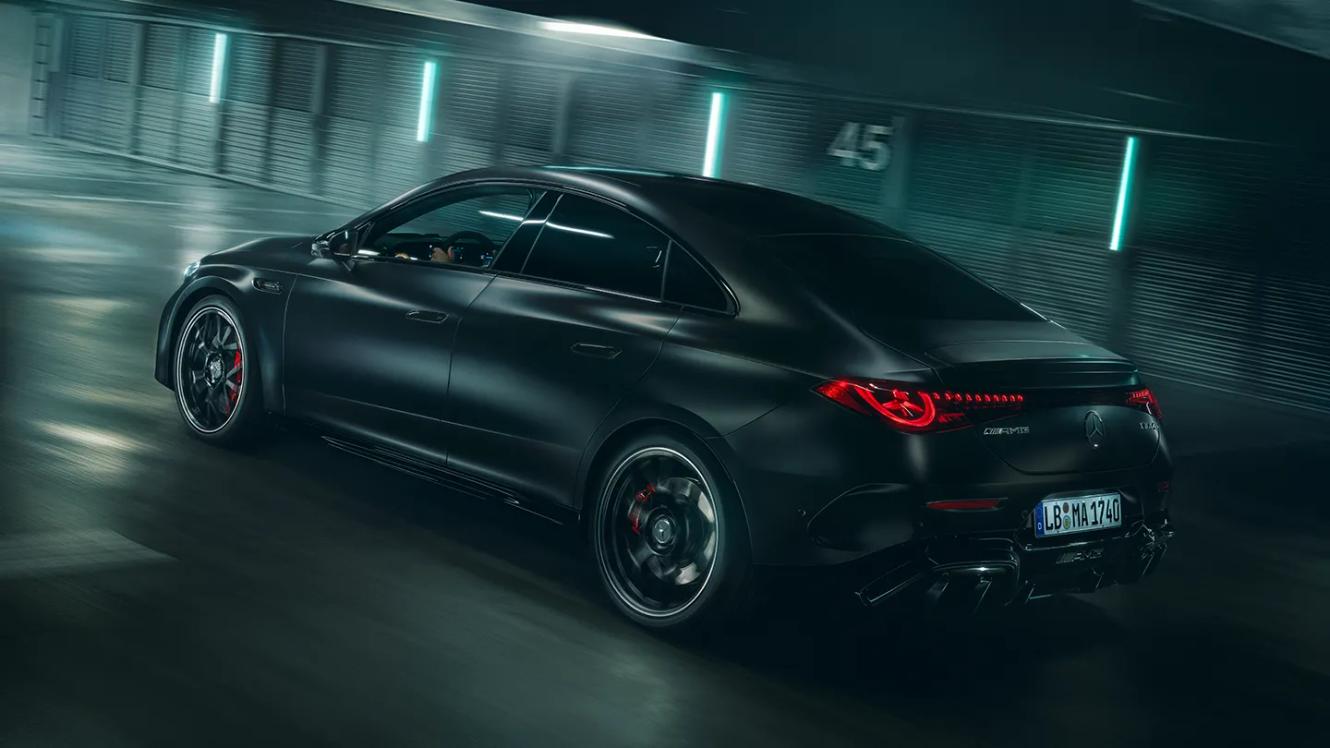 Seitliche Hinteransicht Mercedes-AMG CLA 45 4MATIC+ elektrisch
