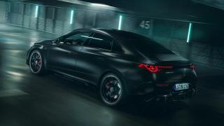 Seitliche Hinteransicht Mercedes-AMG CLA 45 4MATIC+ elektrisch