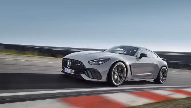 Mercedes-AMG GT 63 Pro Abbildung der Front von der linken Seite.