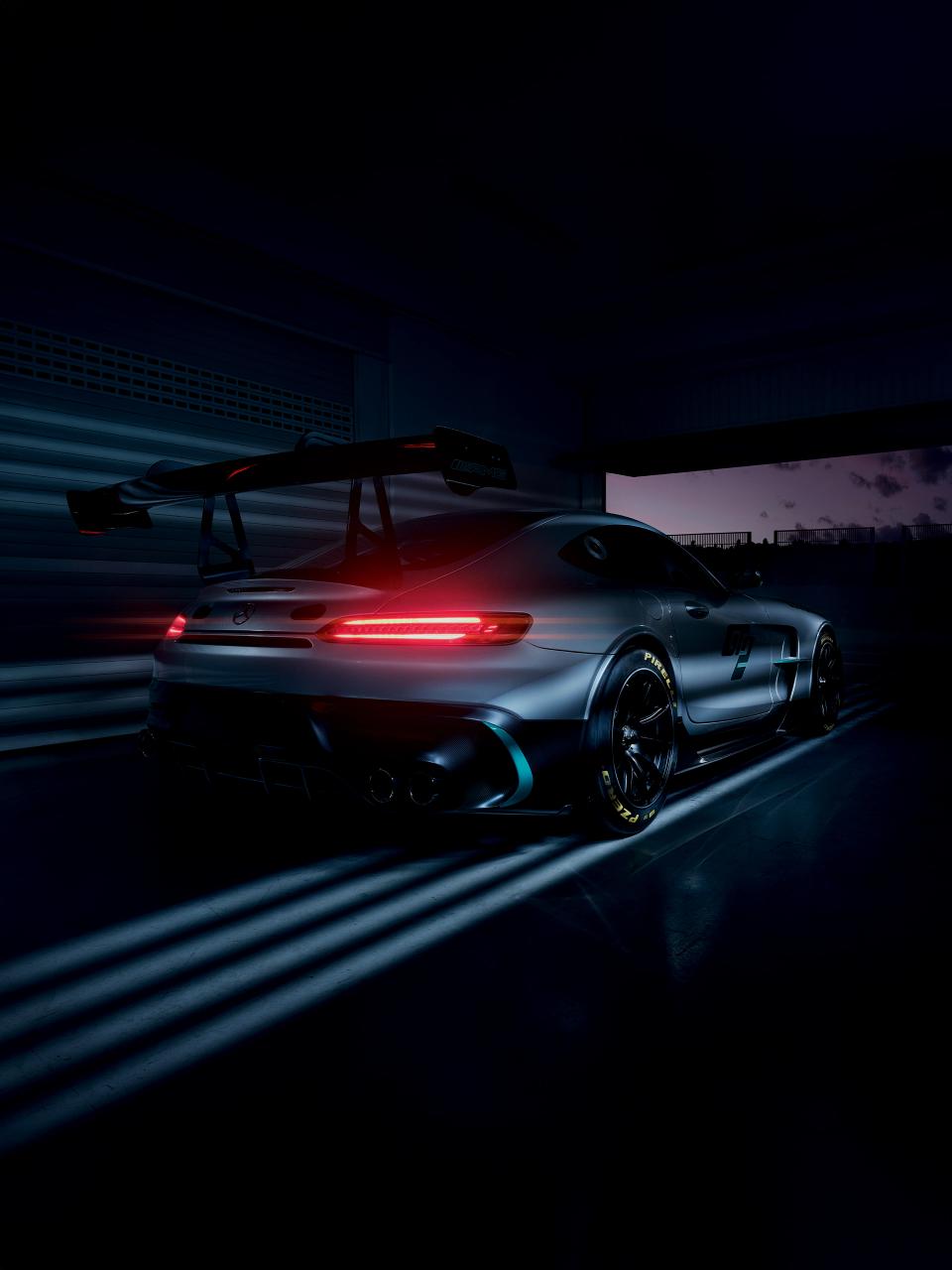 Ein Mercedes-AMG-Rennwagen verlässt die Rennstrecke