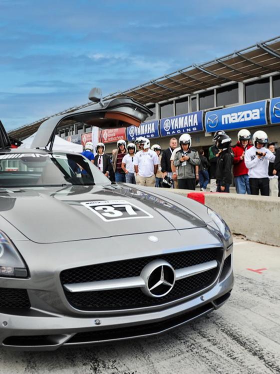 Bild eines Mercedes-AMG im Fahrerlager mit Fans im Hintergrund