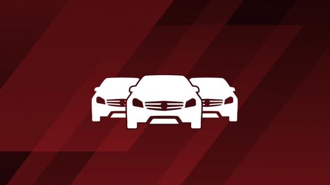 Drei symbolische AMG Fahrzeuge vor einem rotgestreiften Hintergrund