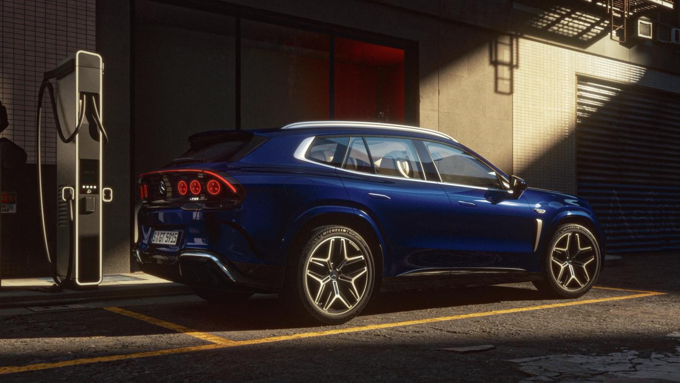 Der Mercedes-AMG GT 53 SUV parkt an einer Ladesäule