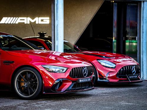 Safety Car und Medical Car in der Box