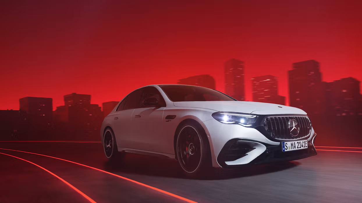Die neue Mercedes-AMG E 53 HYBRID 4MATIC+ Limousine in der Seitenansicht