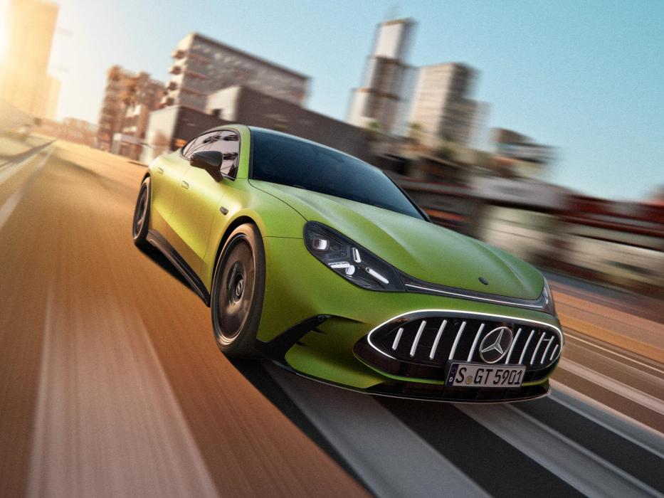 Mercedes-AMG GT 4-Türer Coupé in einem urban setting