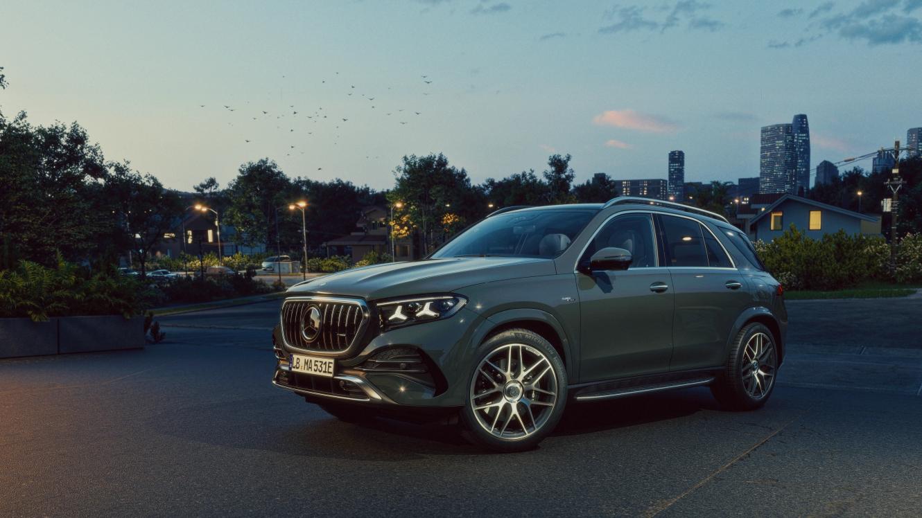Ein Mercedes-AMG GLE 53 SUV mit einer Stadt im Hintergrund