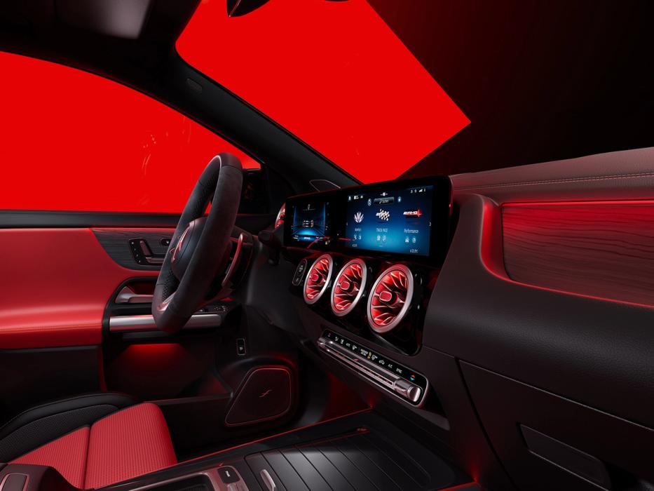 Cockpit mit MBUX Display des neuen Mercedes-AMG GLA 45 S 4MATIC+.