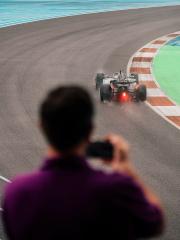 Blick auf die Rennstrecke von der Tribüne des Miami Clubs während der W16 vorbei fährt.