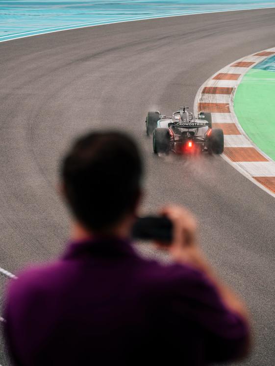 Blick auf die Rennstrecke von der Tribüne des Miami Clubs während der W16 vorbei fährt.