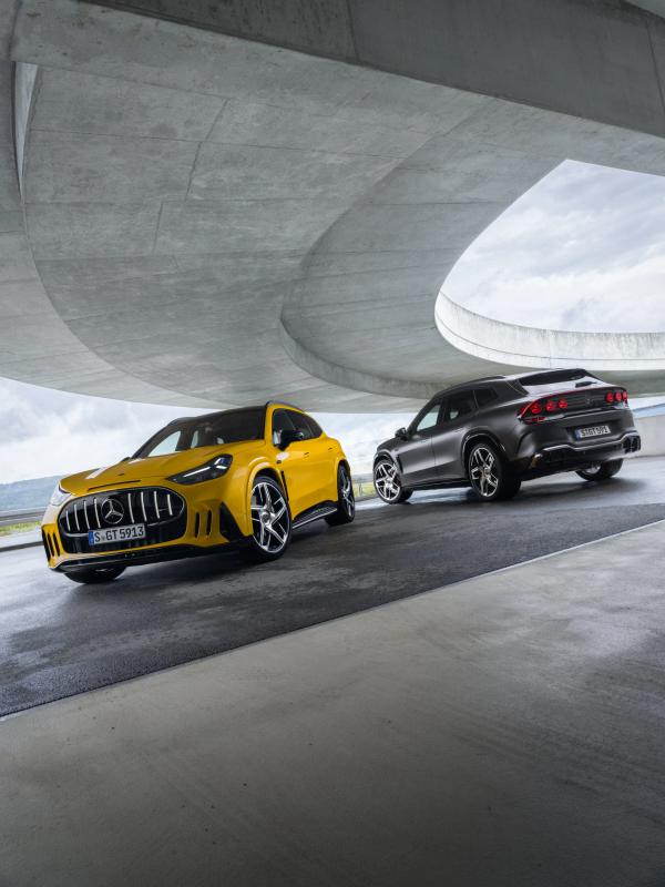 Der Mercedes-AMG GT 55 und 63 SUV parken unter einer Highway-Auffahrt