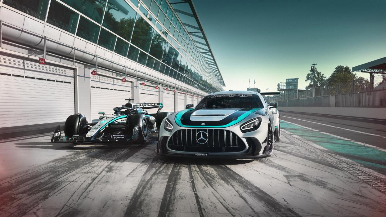 Das neue Mercedes-AMG GT2 Edition W16 Seite an Seite mit dem W16