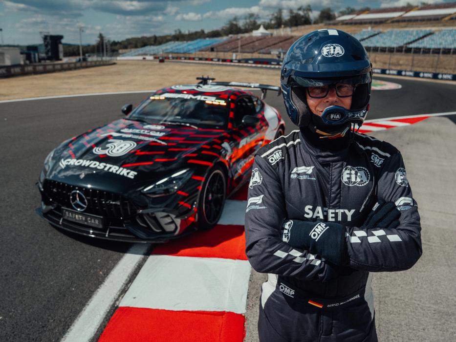 Safety Car und Bernd Mayländer auf der Strecke.