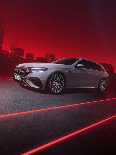 Das neue Mercedes-AMG E 53 HYBRID 4MATIC+ T-Modell in der Seitenansicht.