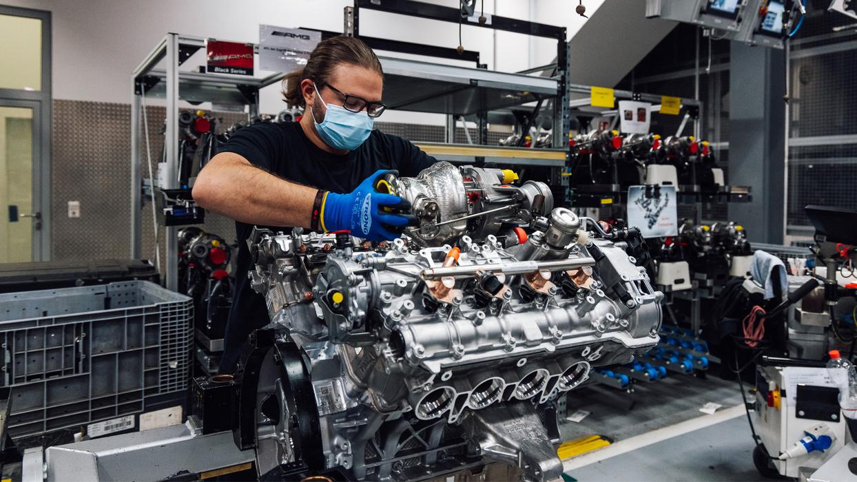 Mechaniker beim Motorbau