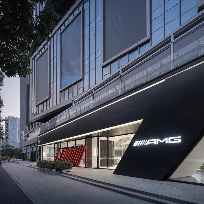 Ansicht eines Innenstadt-AMG Store von der Straße.