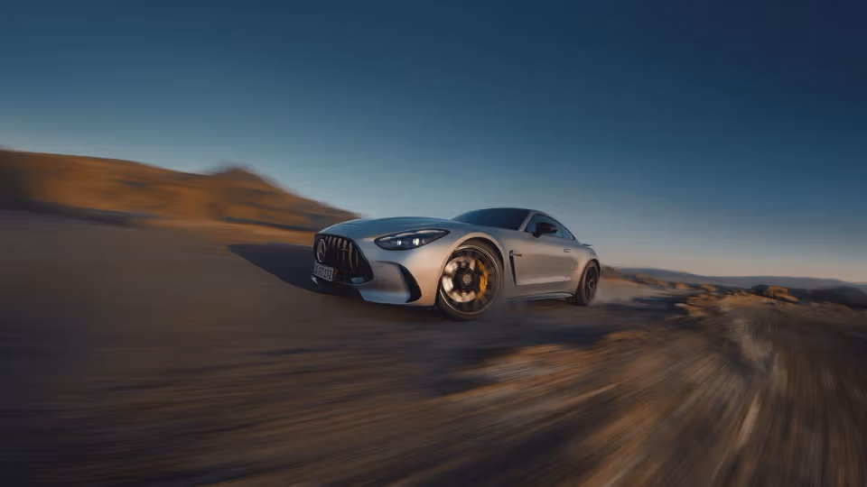 Der neue Mercedes-AMG GT Coupé 63 in einer Wüstenlandschaft.