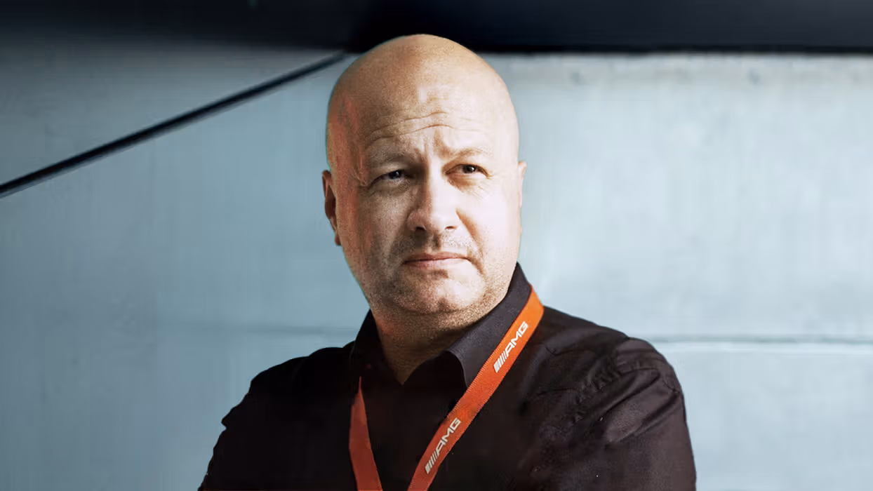 Dr. Andreas Hertweck in schwarzem Hemd mit rotem Schlüsselband
