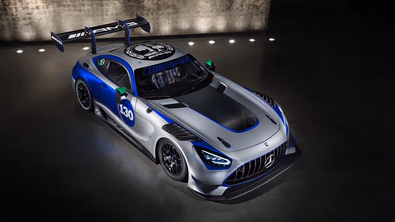 Der Mercedes-AMG GT3 Edition 130Y Motorsport in schräger Draufsicht