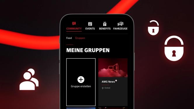 Sechs AMG Fahrzeuge in der Steilkurve einer Rennstrecke, am unteren Bildrand liegt eine grafische Fläche über dem Bild, sie zeigt einen Teil des AMG Logos und das ikonische AMG Affalterbach Emblem.