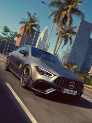 Mercedes-AMG CLA Coupé Sonderedition mit Palmen im Hintergrund