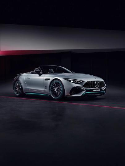 Silberner Mercedes-AMG SL 63 mit AMG Wappen im Hintergrund