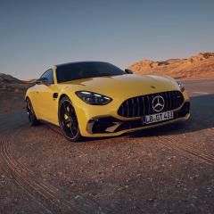 Der neue Mercedes-AMG GT Coupé 43 in einer Wüstenlandschaft.