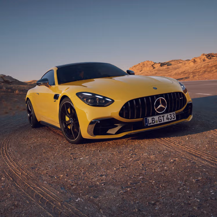 Der neue Mercedes-AMG GT Coupé 43 in einer Wüstenlandschaft.