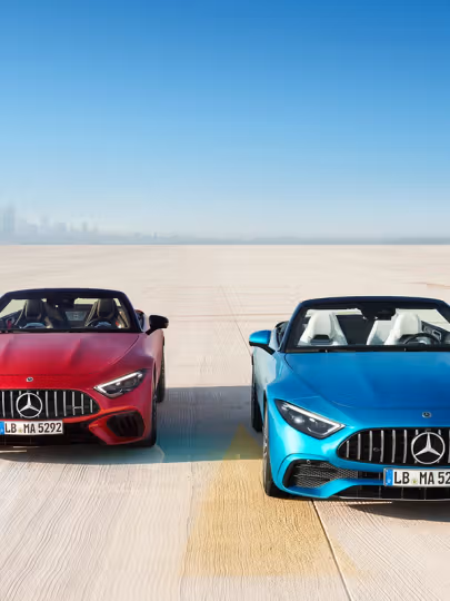 Ein Mercedes-AMG SL 63 und 43 stehen nebeneinander