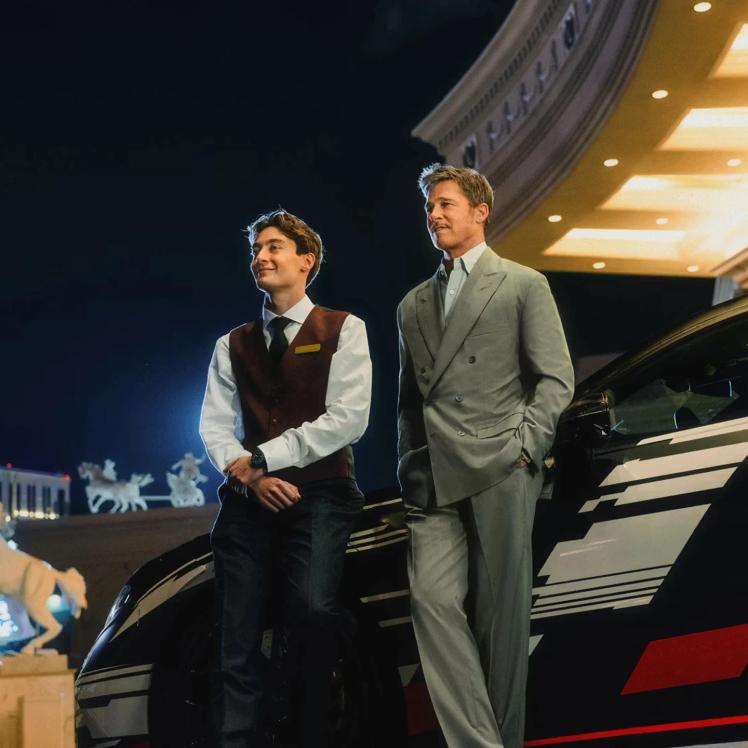 Brad Pitt und George Russell vor dem neuen Mercedes-AMG GT 4-Türer Coupé Prototyp.