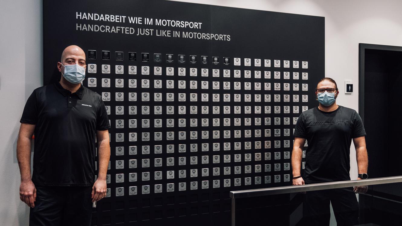 Black Series Mitarbeiter vor den schwarzen Plaketten