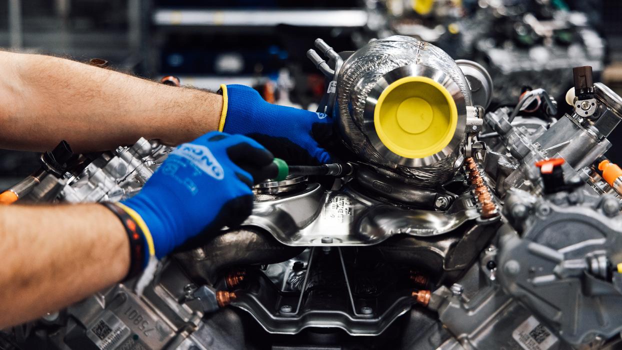 Motorenbau bei Mercedes-AMG