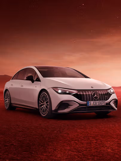 Der Mercedes-AMG EQE 53 4MATIC+ in einer galaktischen Landschaft