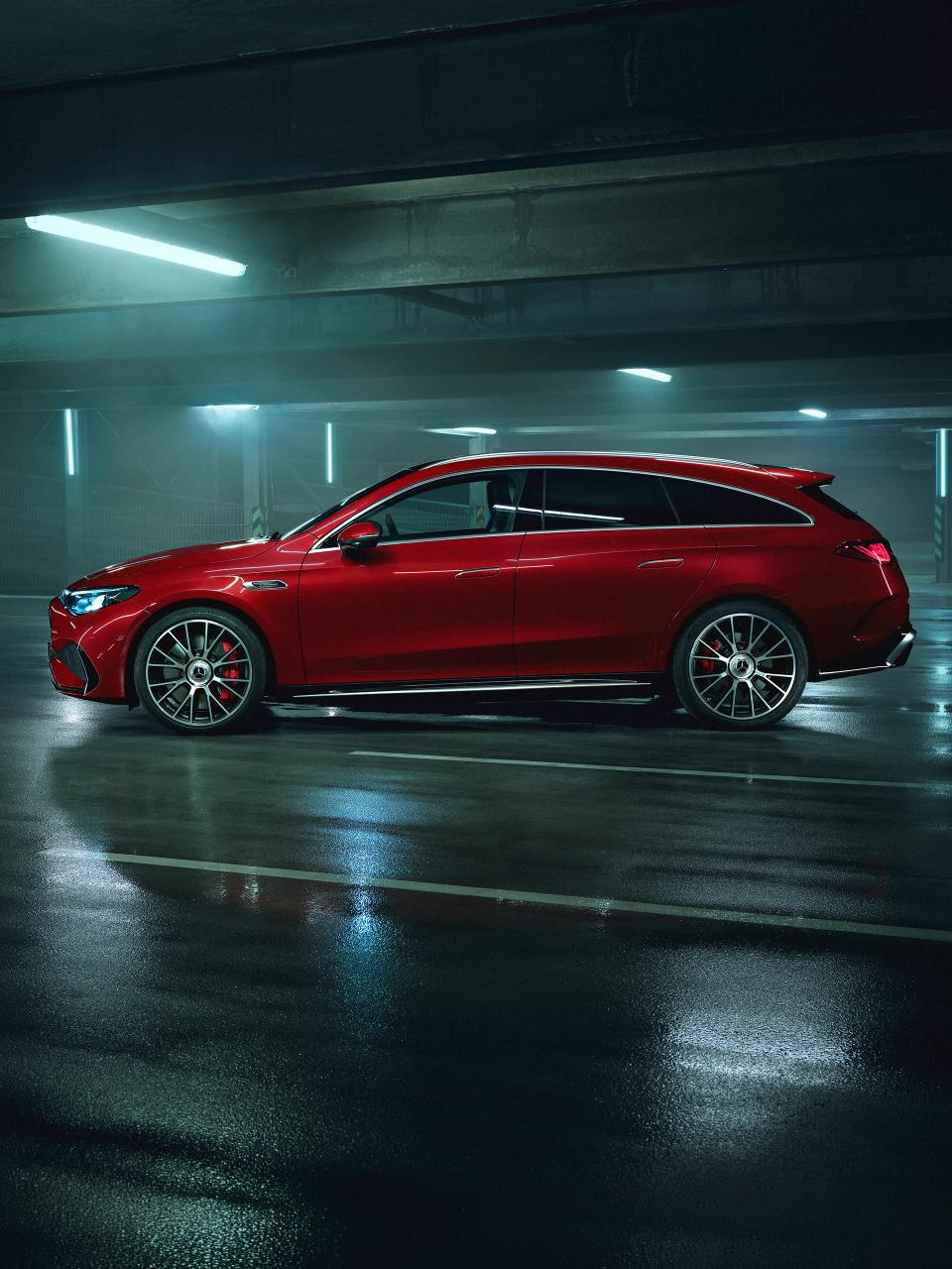 Das Mercedes-AMG CLA 45 4MATIC+ Shooting Brake von der Seite