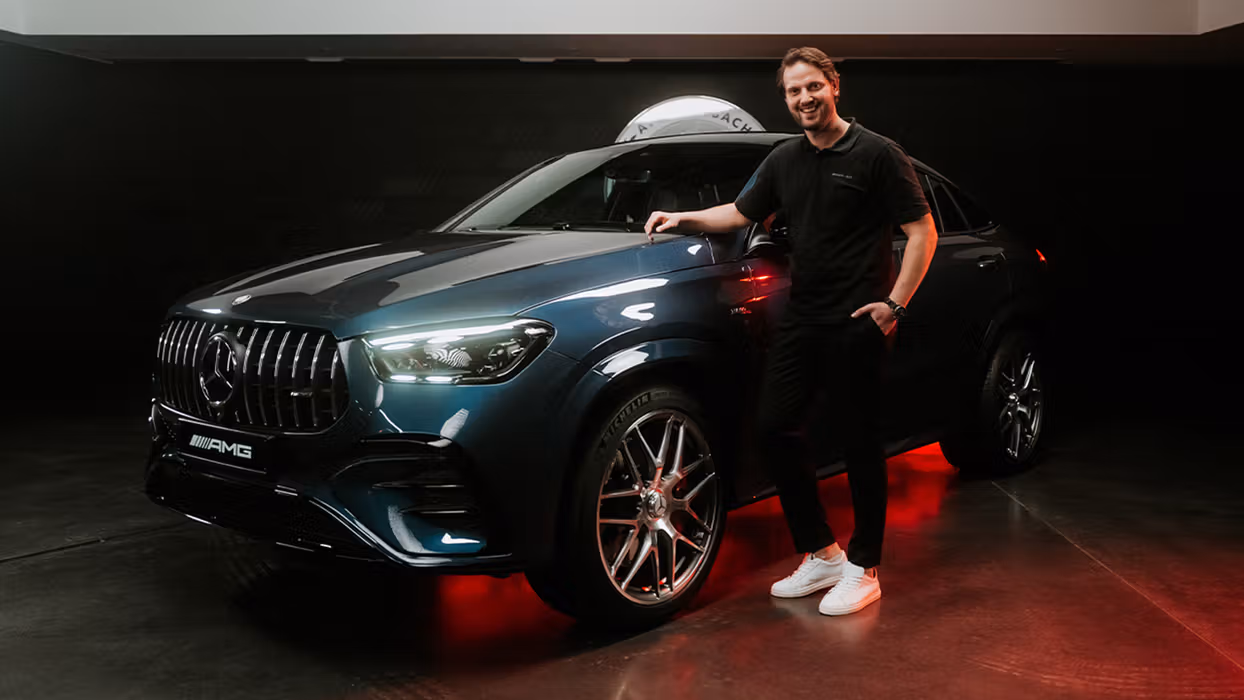 Der Produktmanager neben dem Mercedes-AMG GLE 53 Coupé.