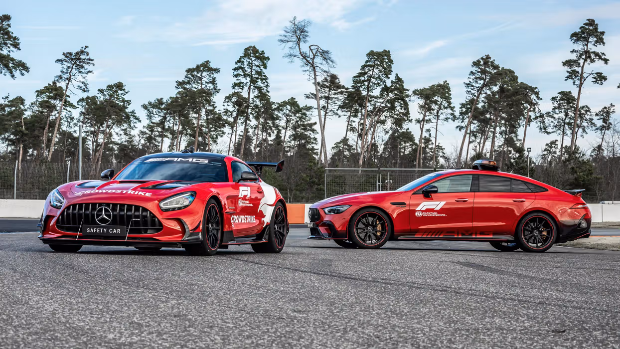 Safety Car und Medical Car auf der Strecke