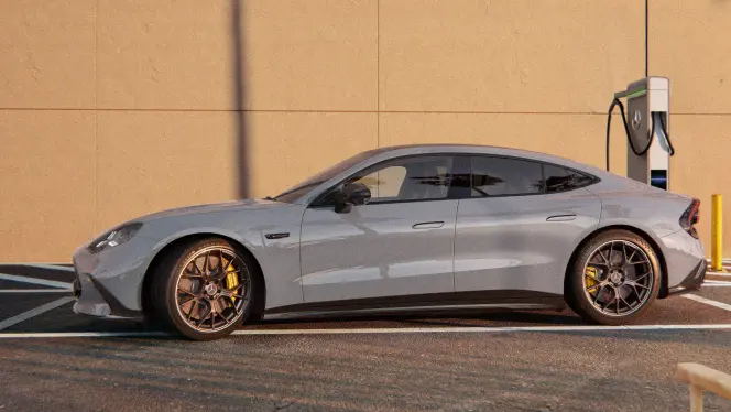 Das Mercedes-AMG GT 4-Türer Coupé in der Seitenansicht