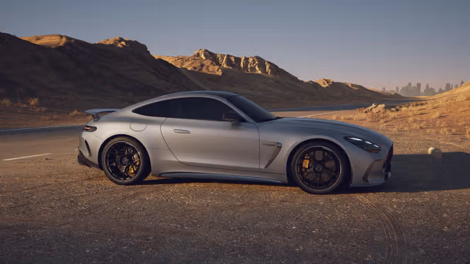 Mercedes-AMG GT 63 Coupé von der Seite in einer Wüstenlandschaft.