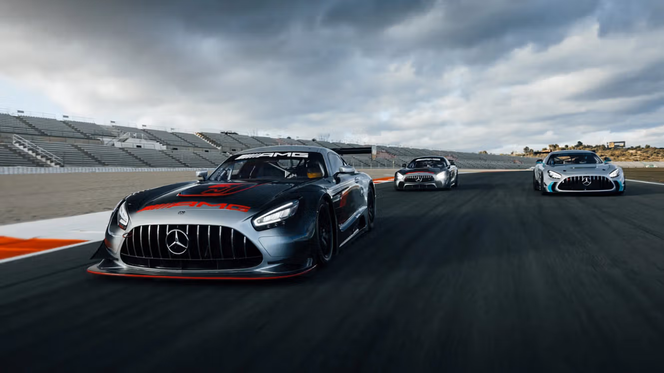 Mercedes-AMG GTs auf der leeren Rennstrecke