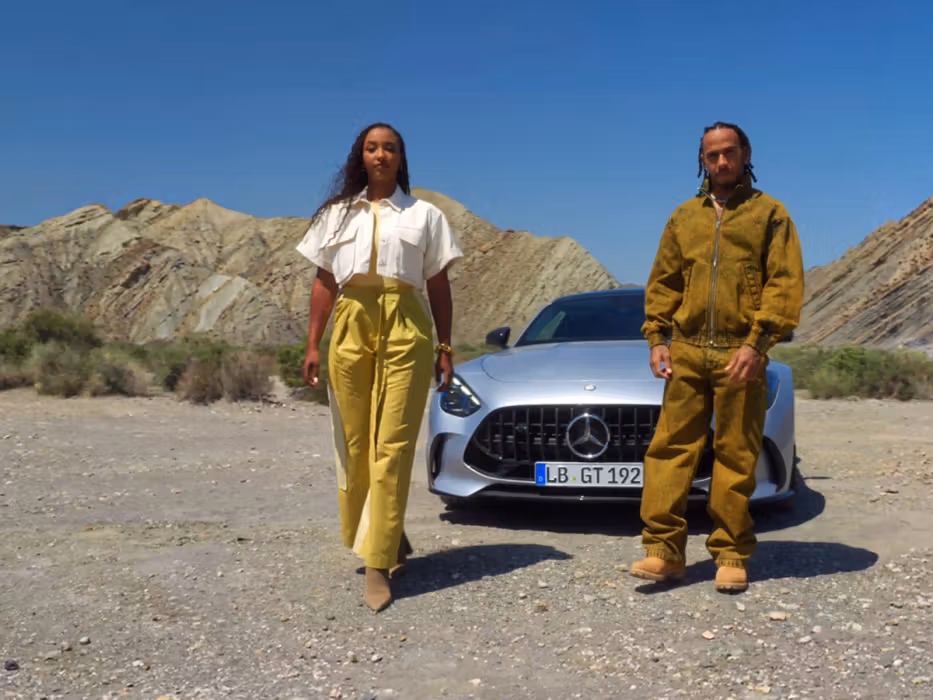 Lewis Hamilton und Naomi Schiff stehen vor dem Mercedes-AMG GT 63.
