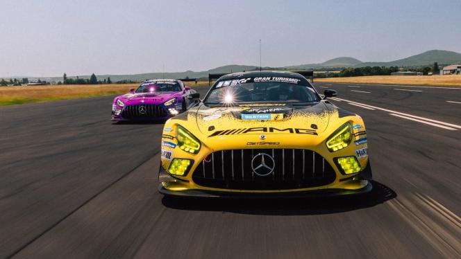 Mehrere Mercedes-AMG GT Sport Fahrzeuge während der Fahrt auf der Rennstrecke