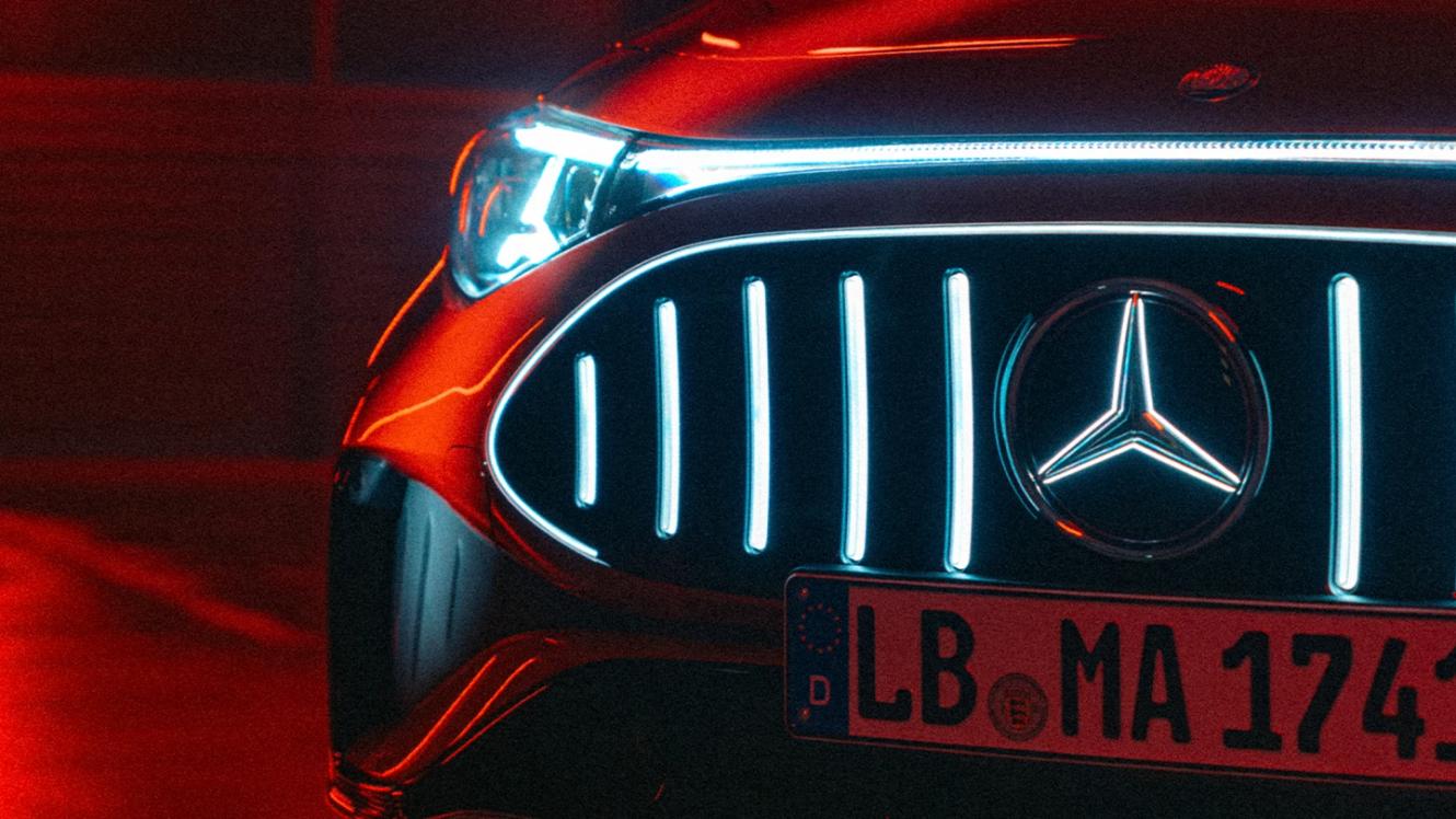 Nahaufnahme Scheinwerfer und Mercedes Stern