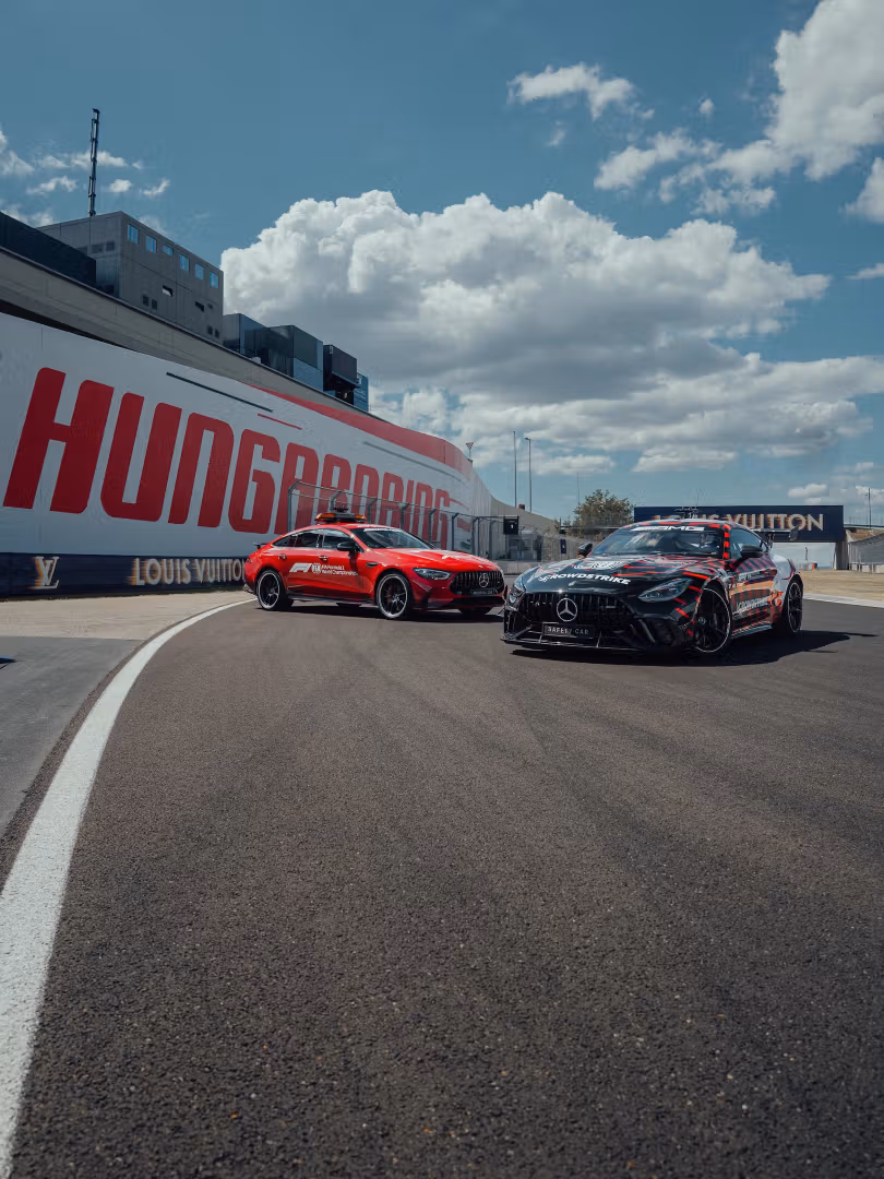 Safety Car und Medical Car auf der Strecke