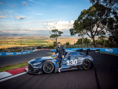 AMG Performance-Fahrer Jules Gounon posiert am Mount Panorama Circuit mit dem Prototypen des Mercedes-AMG GT3 Edition 130Y Motorsport